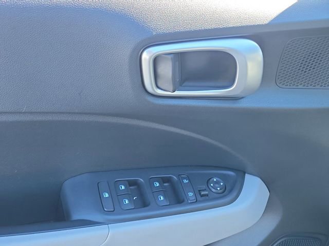 Used 2025 Hyundai Venue SEL image 21