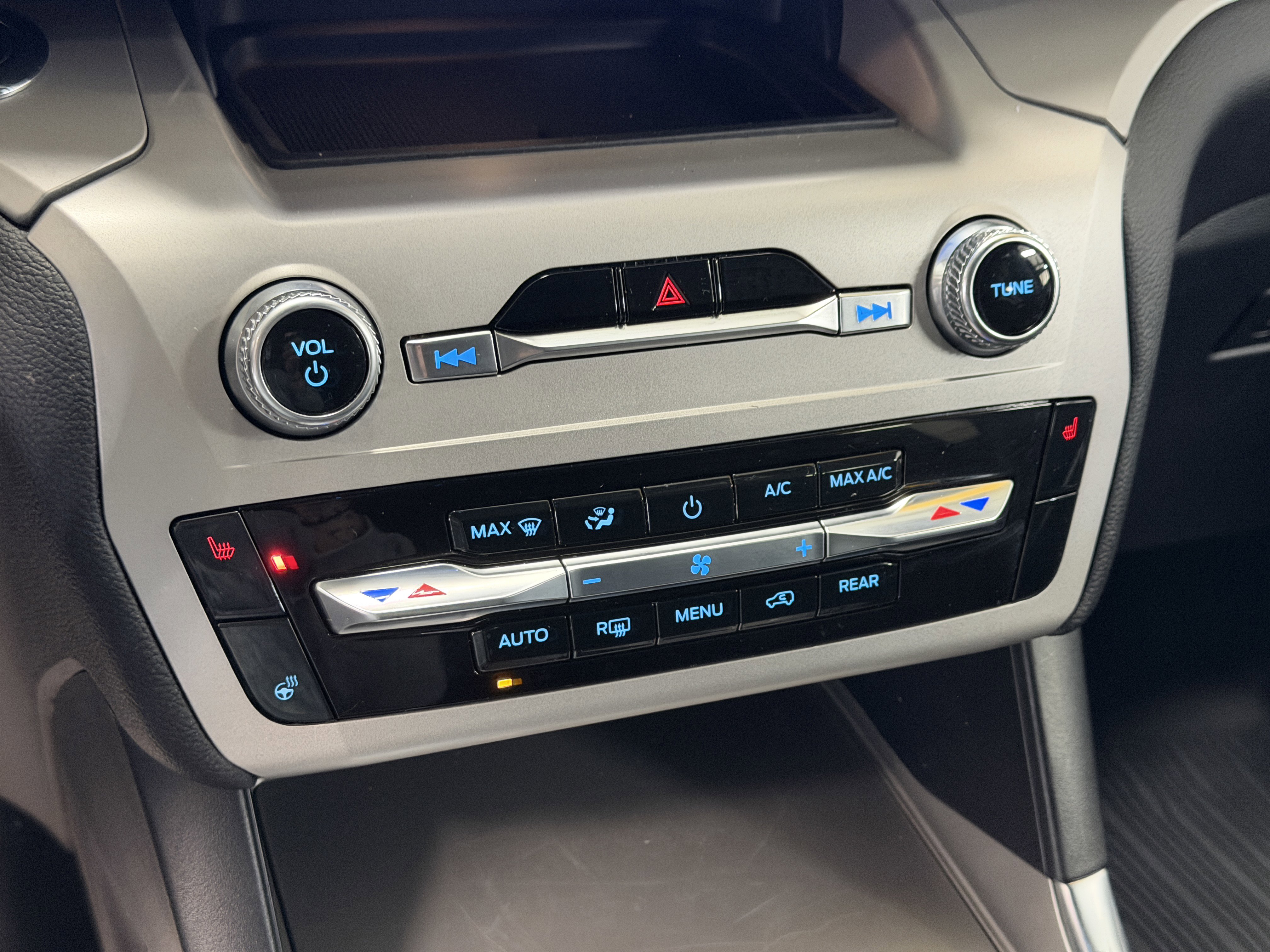 Used 2023 Ford Explorer XLT w/ Equipment Group 202A image 10