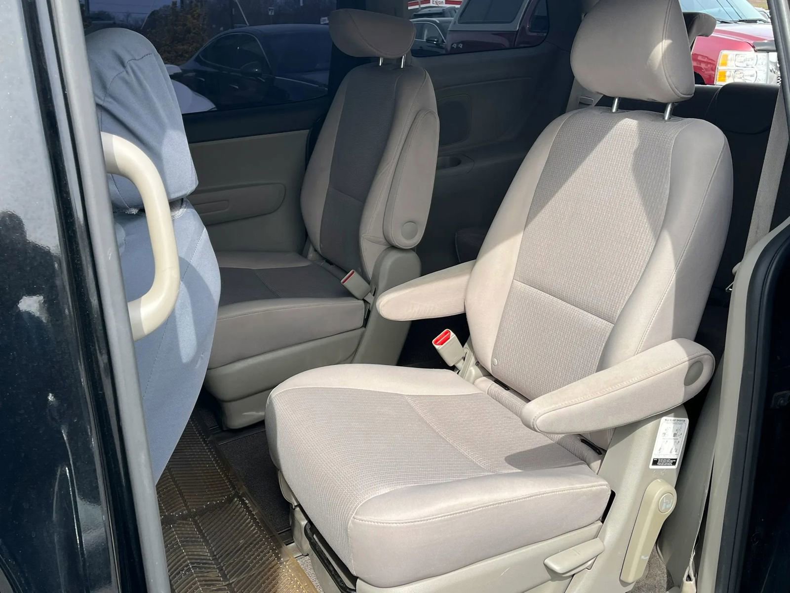 Used 2016 Kia Sedona L FWD image 12