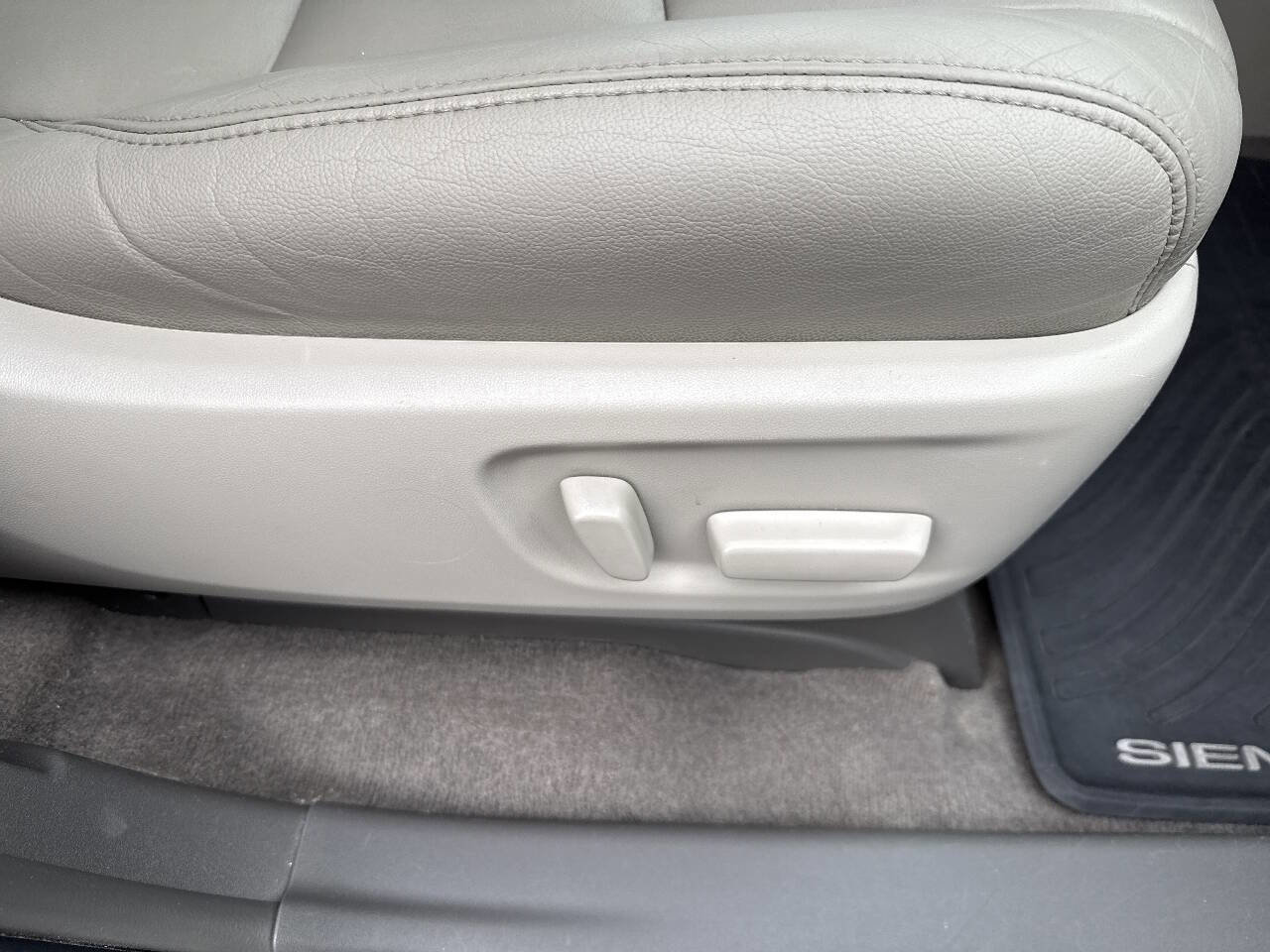 Used 2015 Toyota Sienna image 29