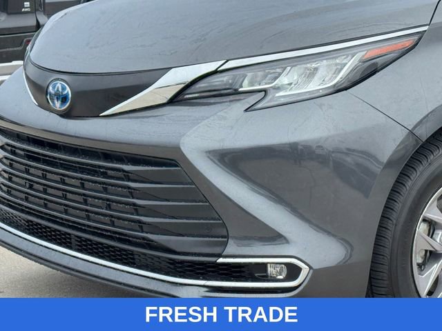 Used 2025 Toyota Sienna XLE image 5