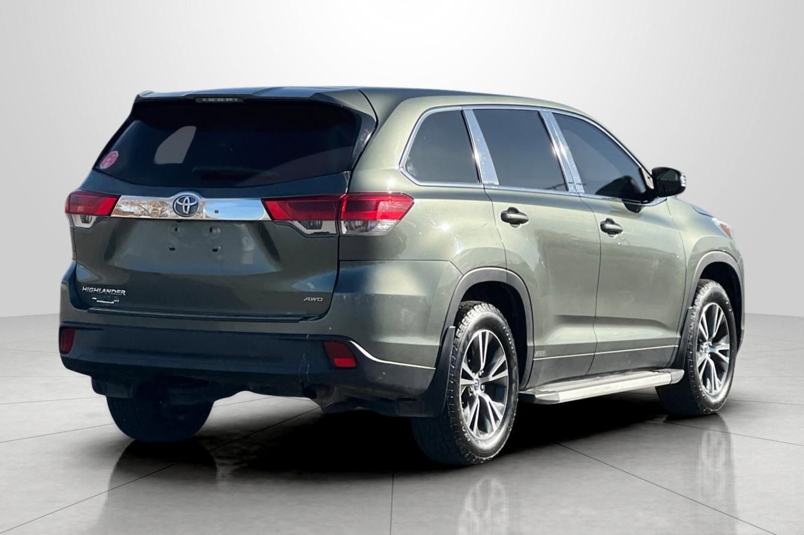 Used 2019 Toyota Highlander LE AWD/4WD image 5