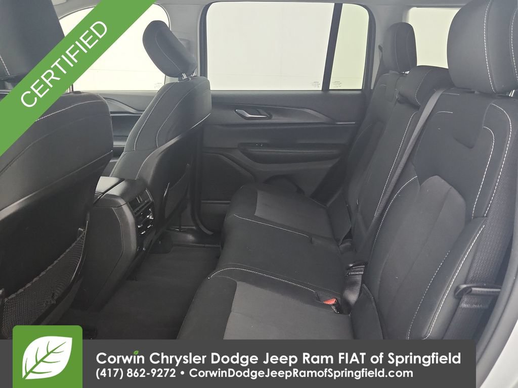 Used 2023 Jeep Grand Cherokee Laredo AWD/4WD image 28