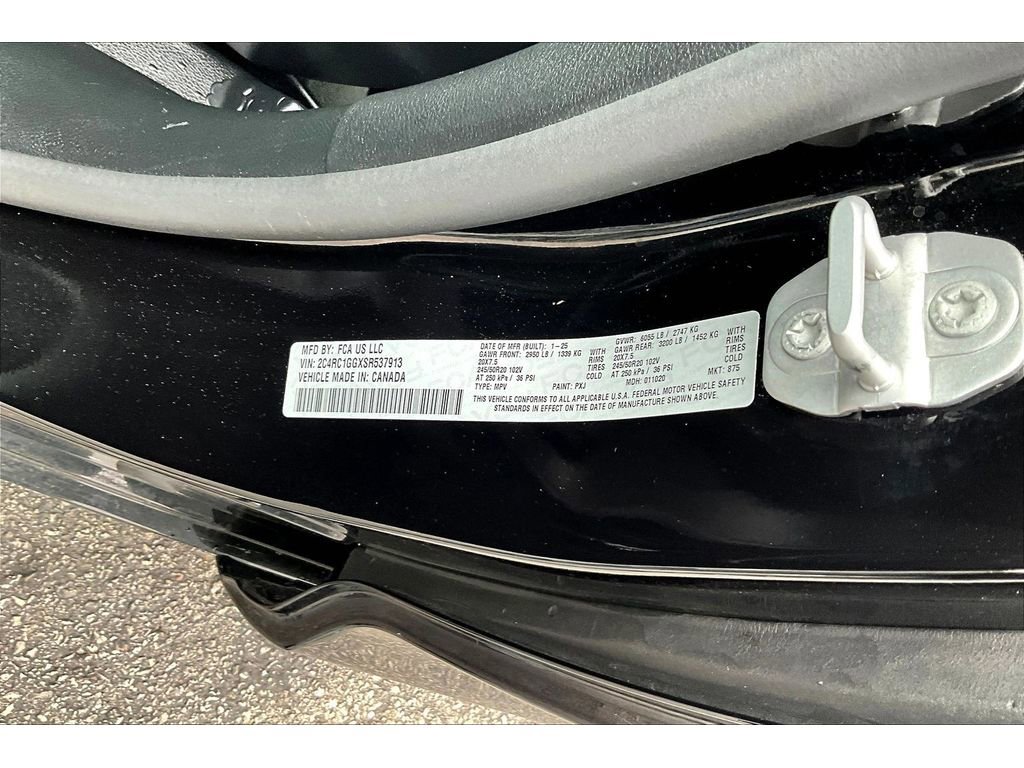 Used 2025 Chrysler Pacifica Limited image 37