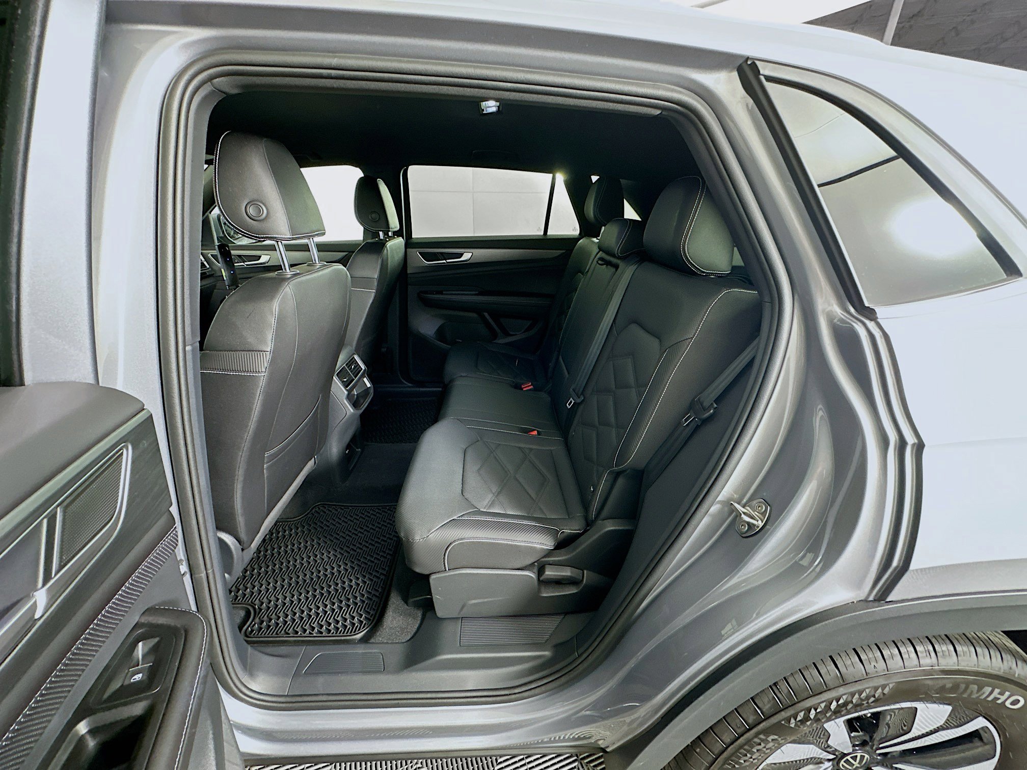 Used 2025 Volkswagen Atlas Cross Sport SE FWD image 27