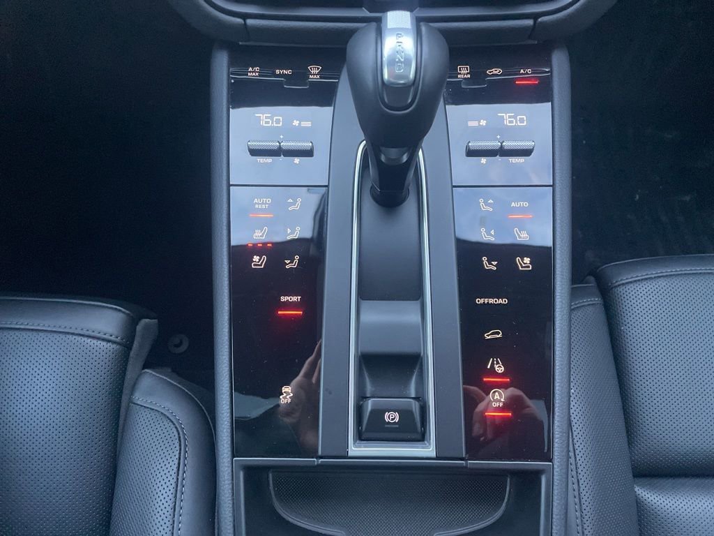 Certified 2025 Porsche Macan AWD/4WD image 36