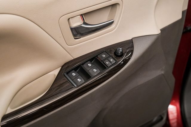 Used 2019 Toyota Sienna XLE Premium FWD image 38