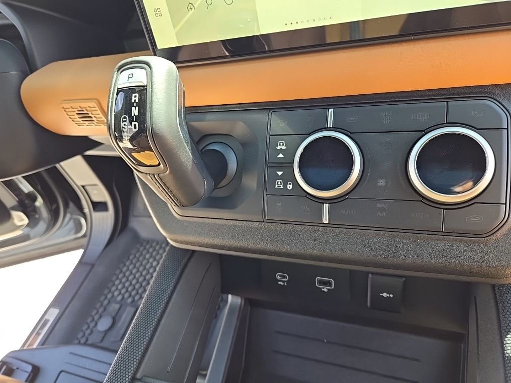 Certified 2024 Land Rover Defender 90 V8 AWD/4WD image 18