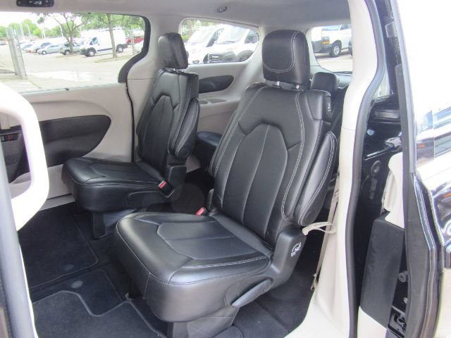 Used 2024 Chrysler Pacifica Touring-L FWD image 19