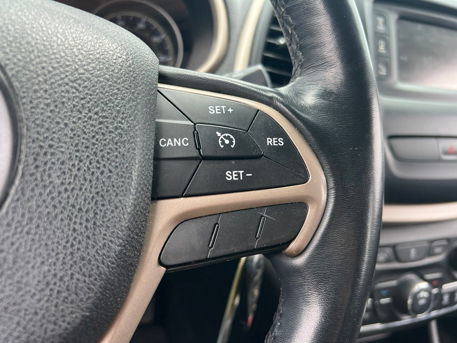 Used 2015 Jeep Cherokee Latitude w/ Cold Weather Group AWD/4WD image 20