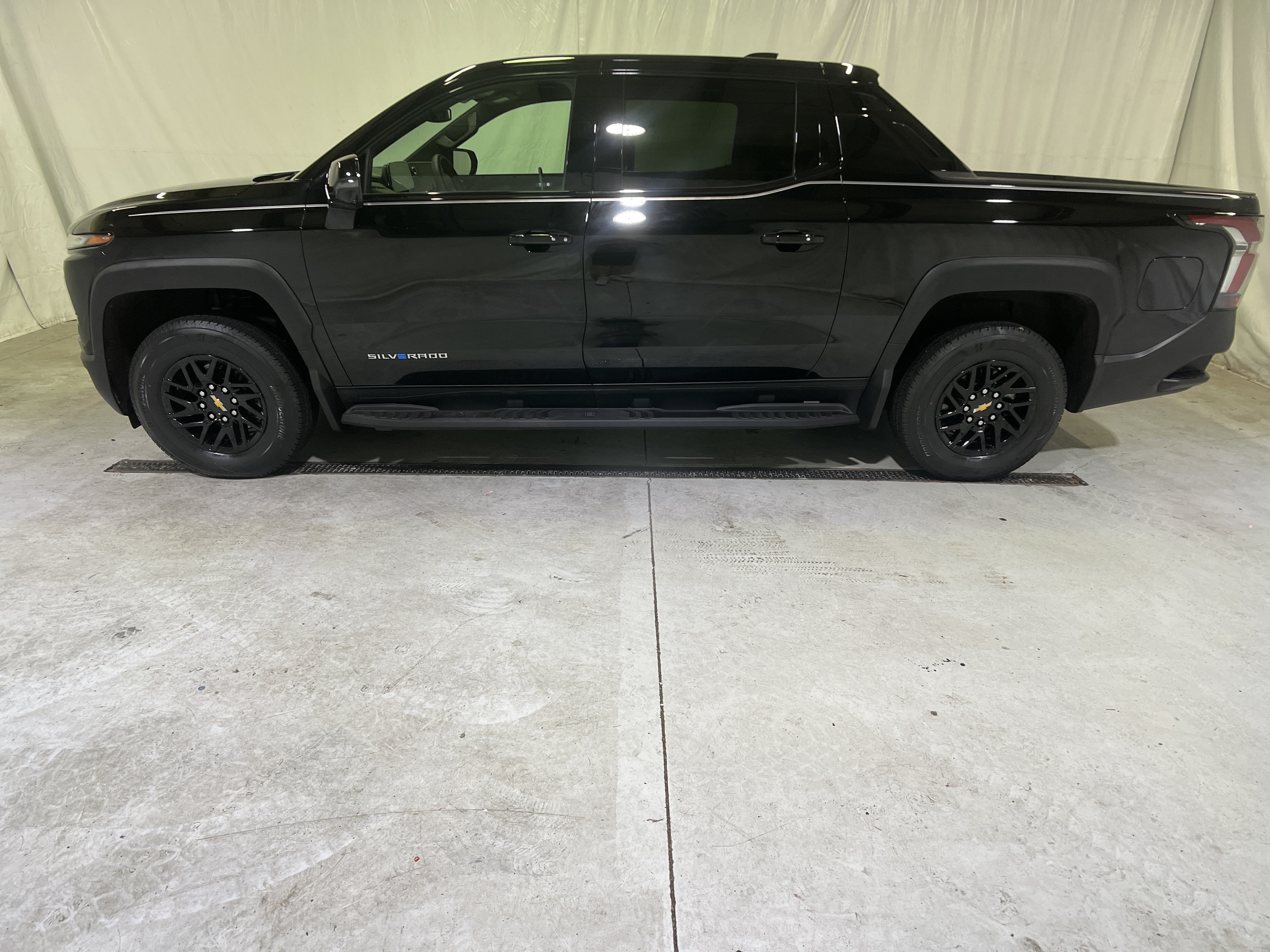 Certified 2025 Chevrolet Silverado EV LT AWD/4WD image 7