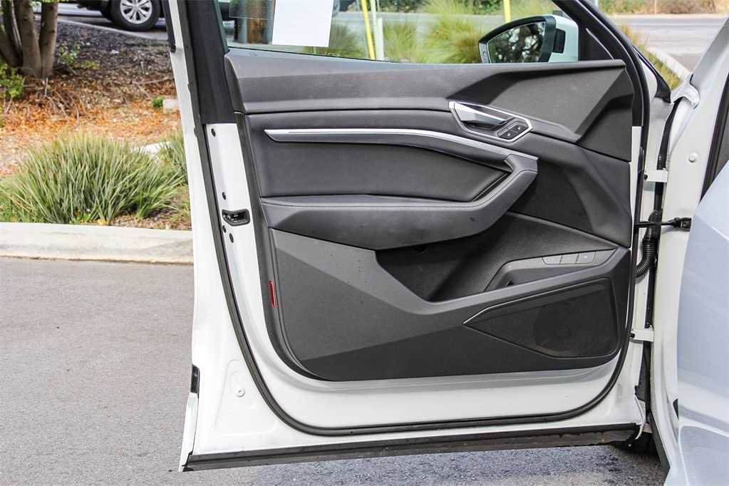 Used 2022 Audi e-tron Premium w/ Convenience Plus Package image 22