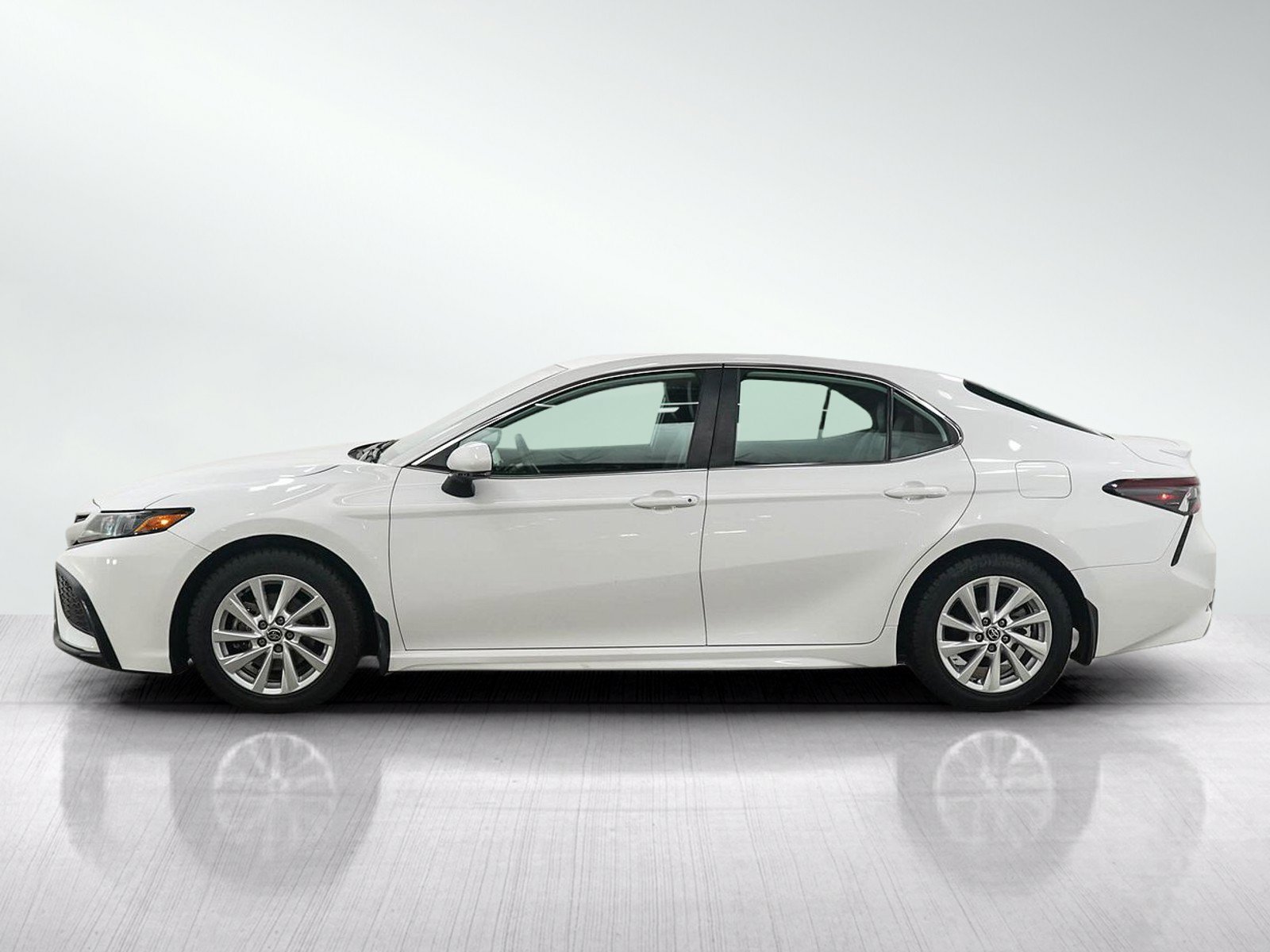 Used 2023 Toyota Camry SE FWD image 2
