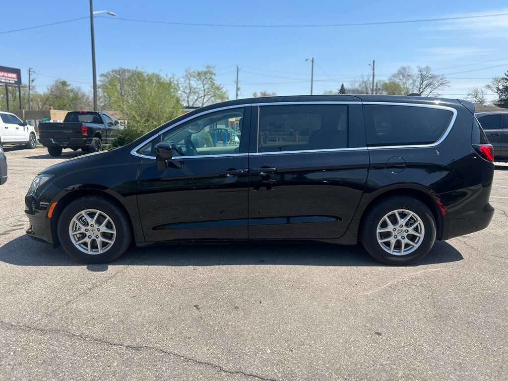 Used 2024 Chrysler Voyager LX FWD image 8