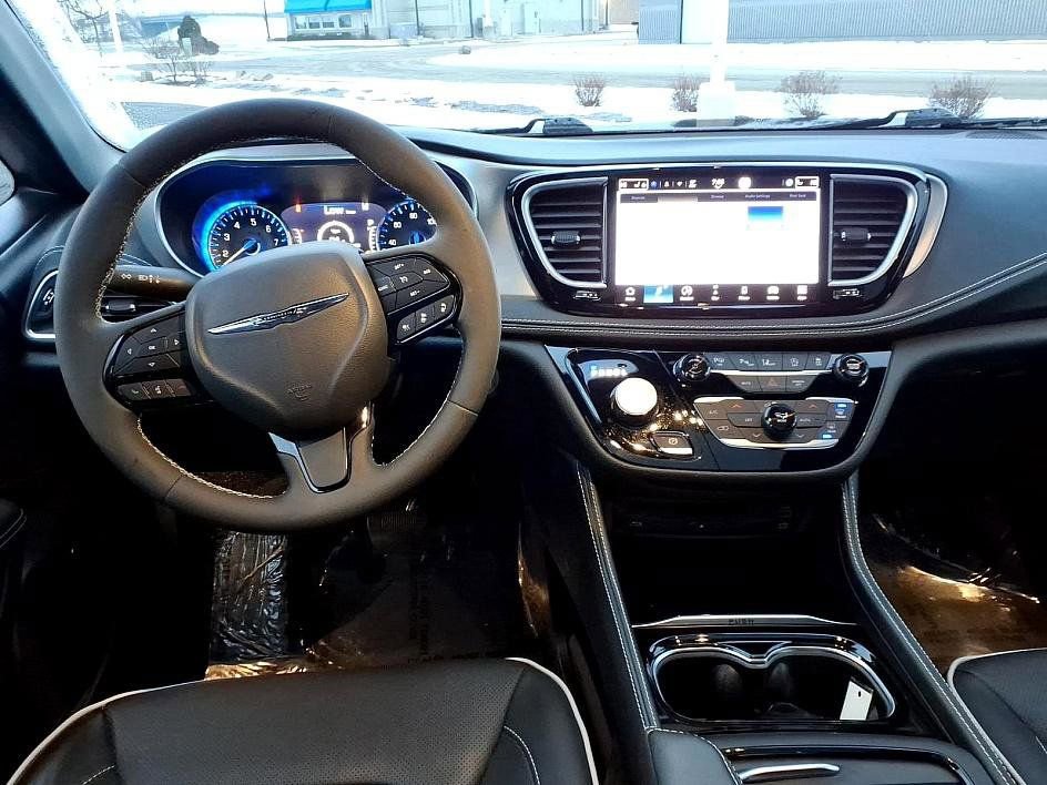 Used 2023 Chrysler Pacifica Limited w/ Uconnect Theater Family Group image 24