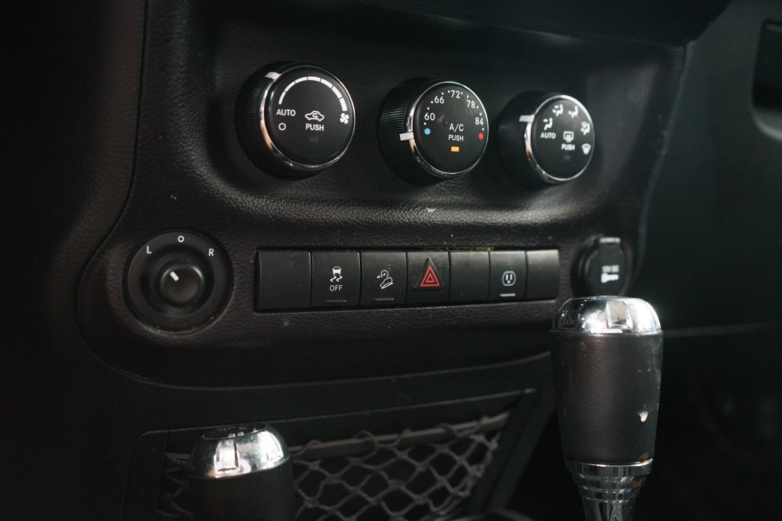 Used 2018 Jeep Wrangler Unlimited Sahara w/ Connectivity Group AWD/4WD image 18