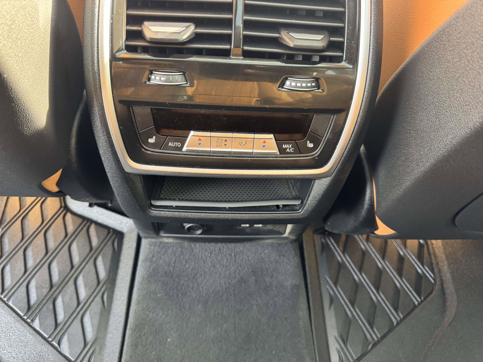 Used 2022 BMW X7 xDrive40i w/ Cold Weather Package image 18