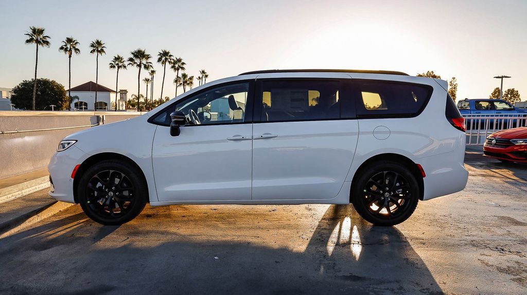 New 2026 Chrysler Pacifica Limited w/ S Appearance Package AWD/4WD image 14
