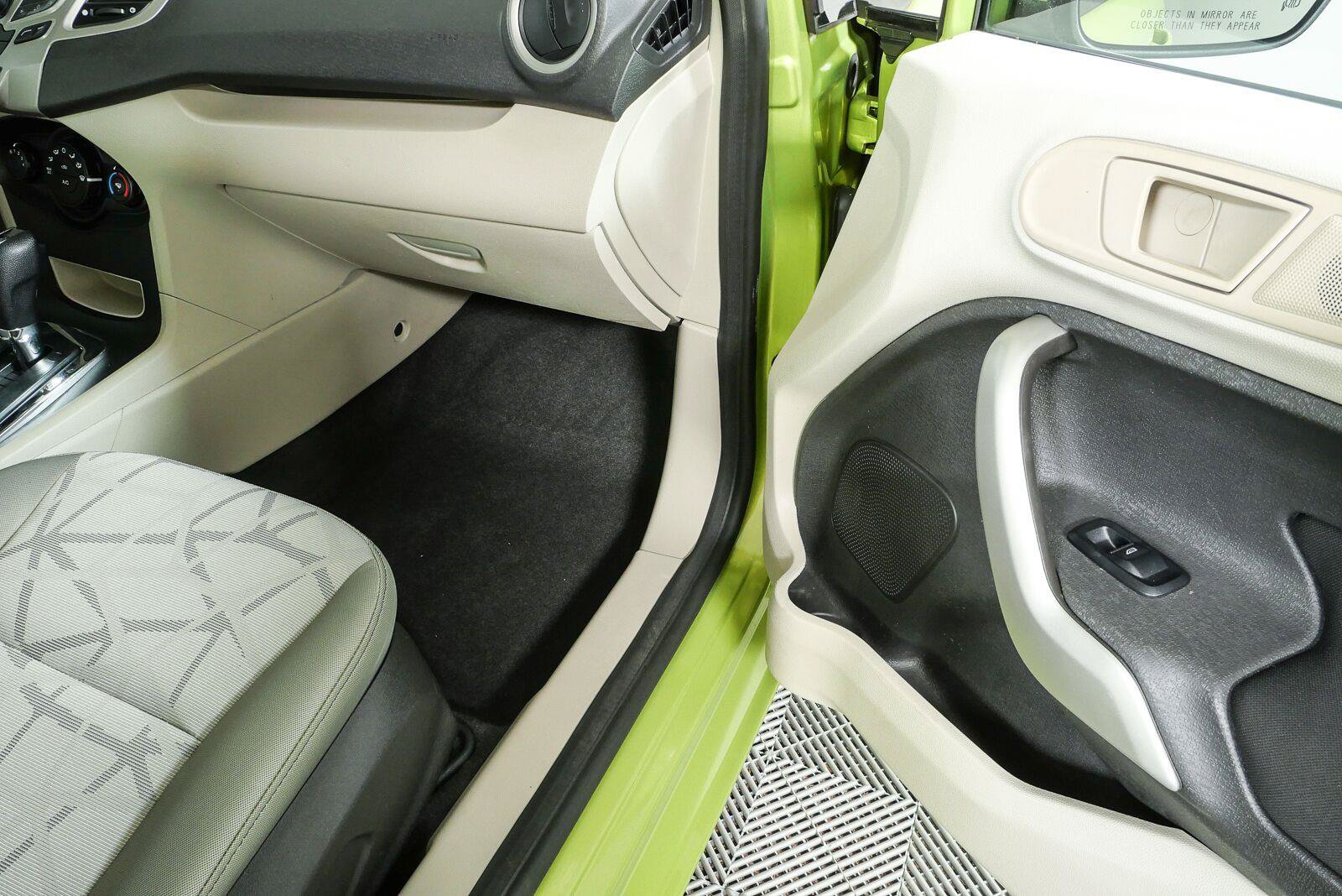 Used 2013 Ford Fiesta SE FWD image 22