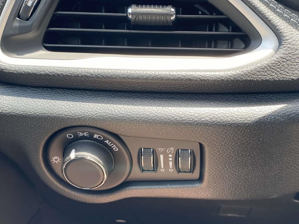 New 2027 Chrysler Pacifica Select FWD image 57