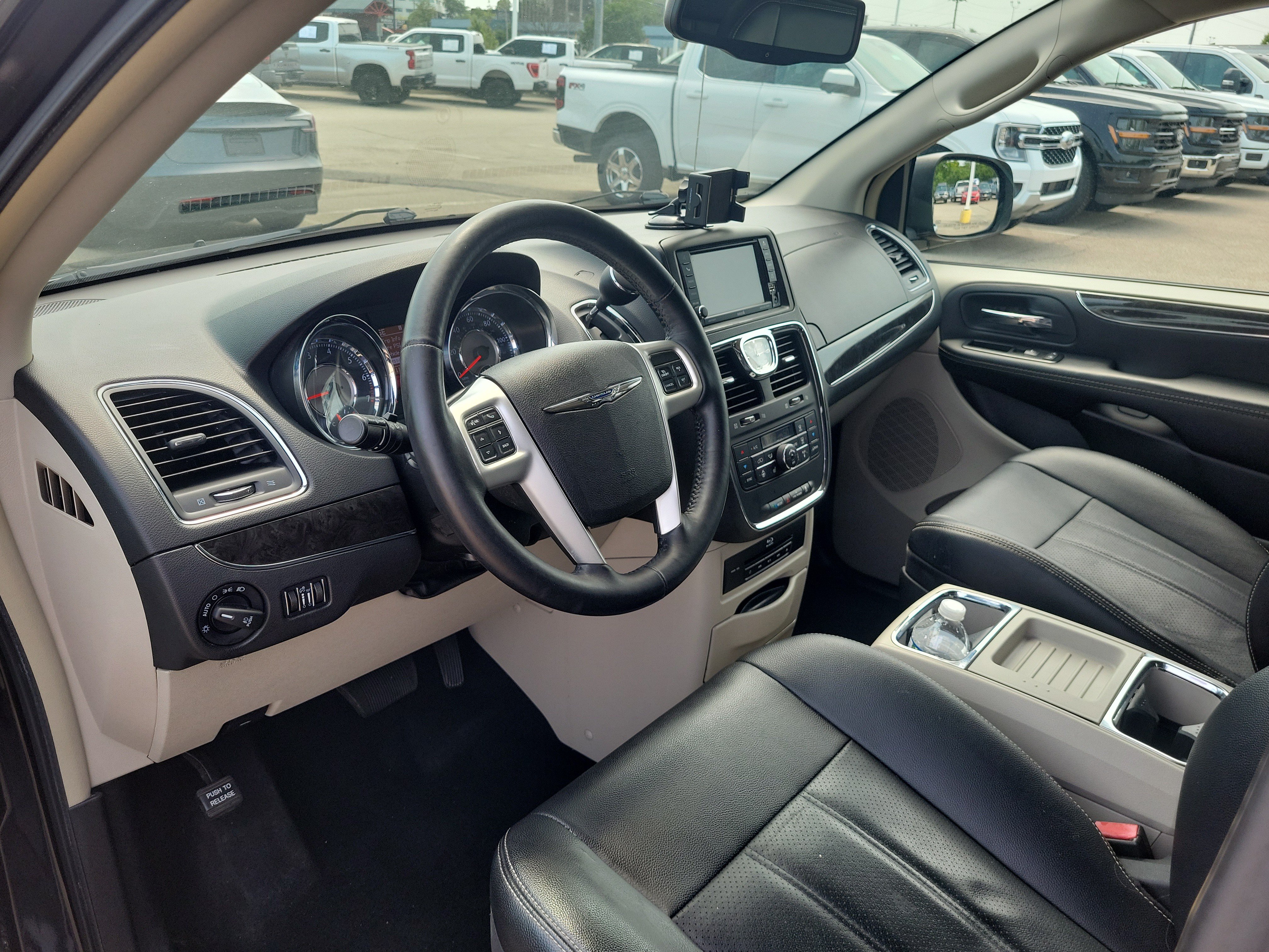 Used 2015 Chrysler Town & Country Touring-L w/ Driver Convenience Group FWD image 18
