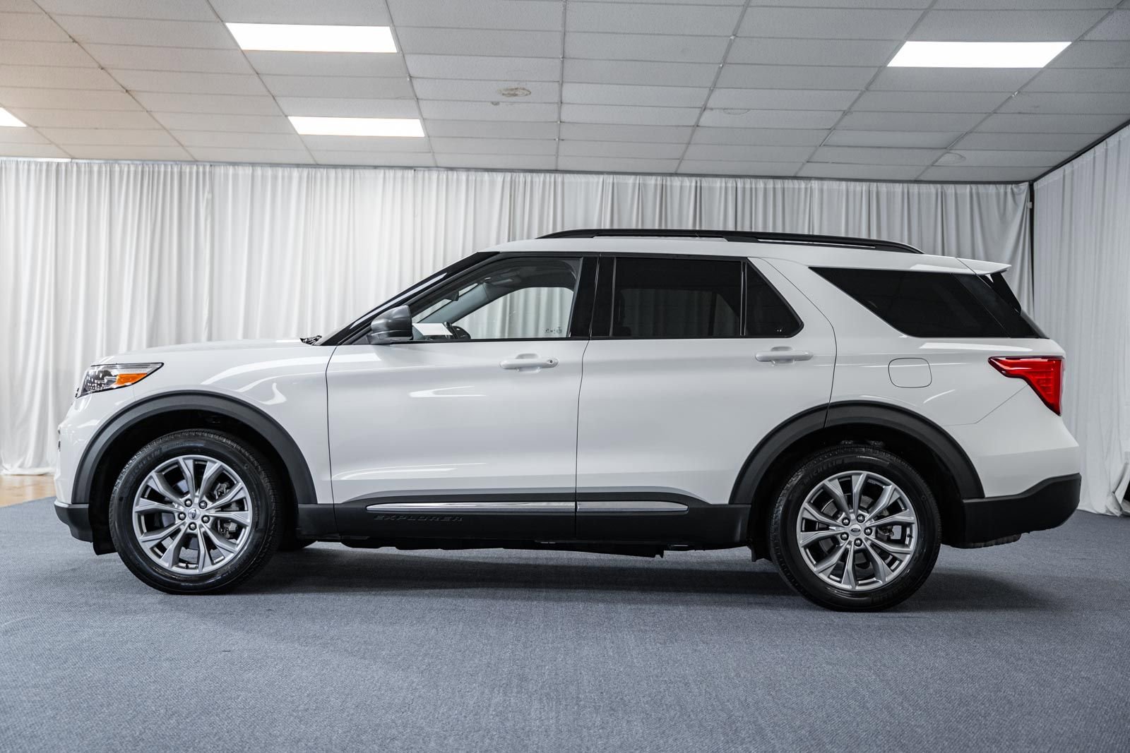 Used 2022 Ford Explorer XLT w/ Equipment Group 202A image 5