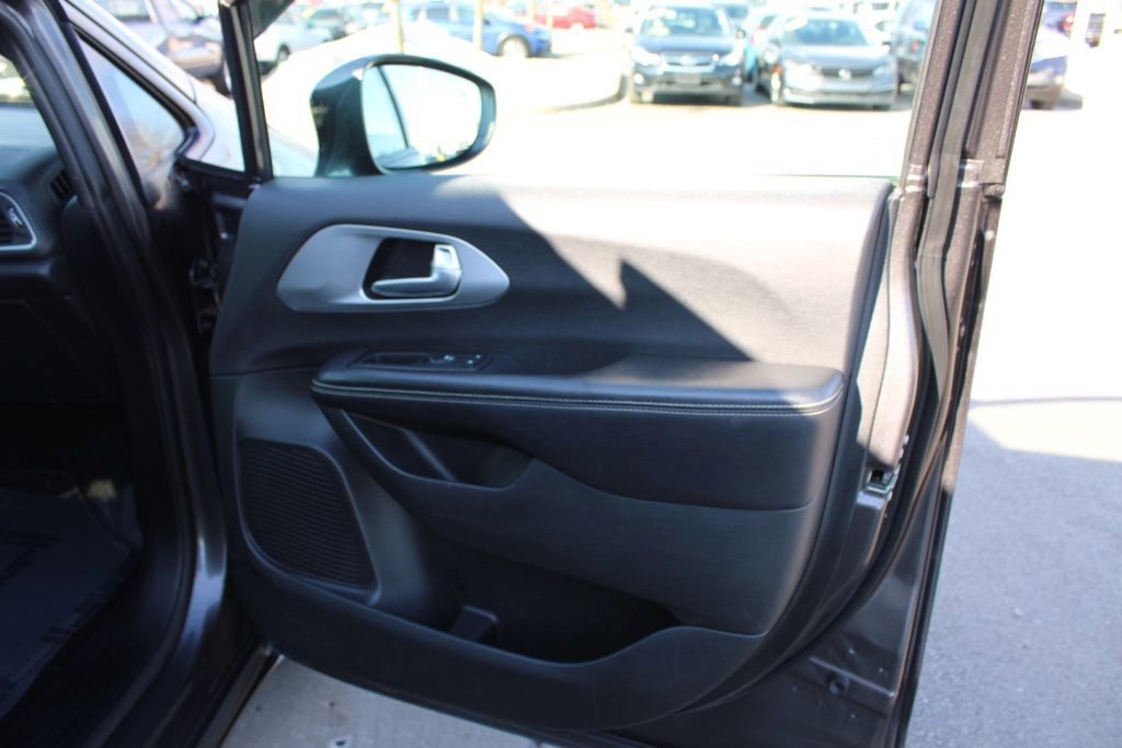 Used 2018 Chrysler Pacifica Touring-L w/ Premium Audio Group image 22