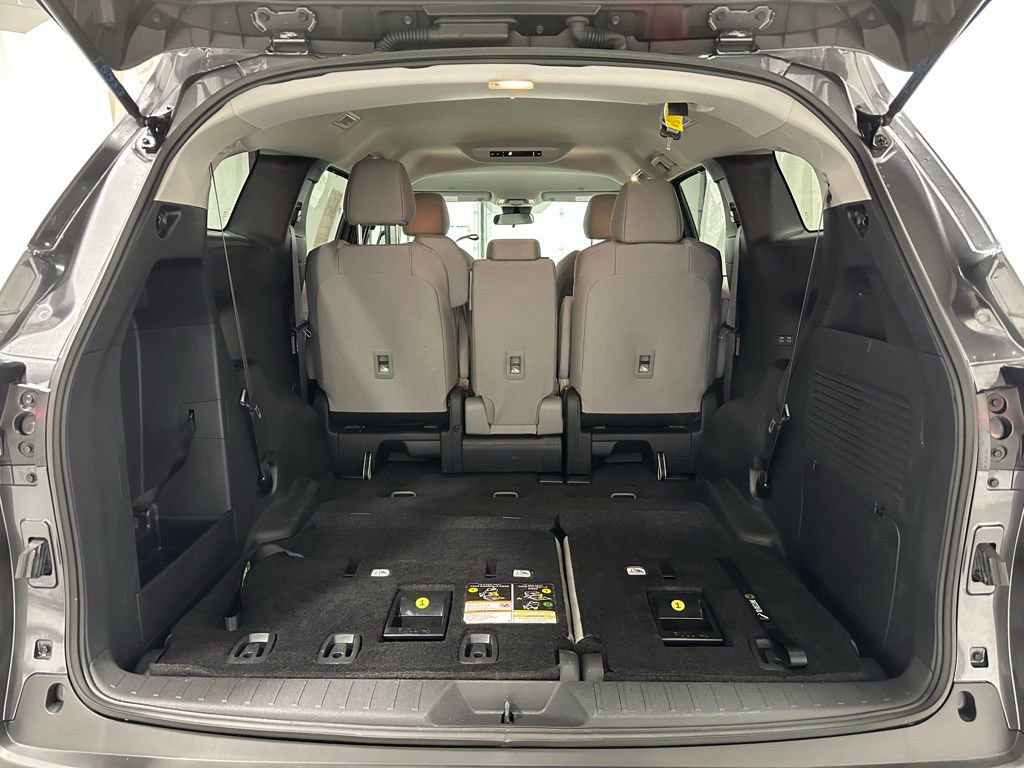 Used 2025 Toyota Sienna LE image 52
