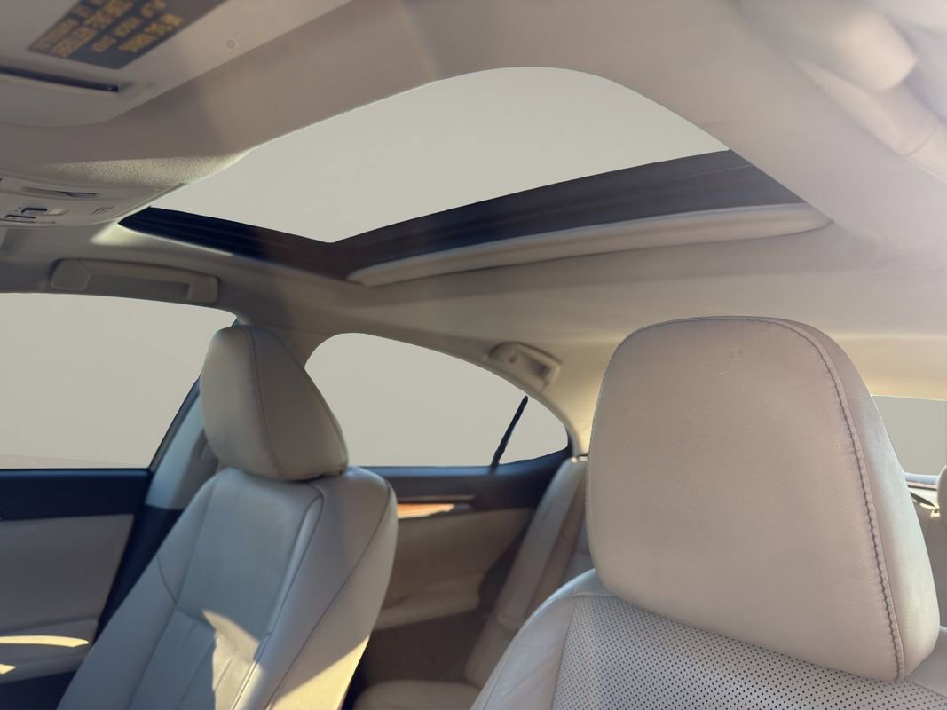 Used 2016 Lexus ES 300h w/ Luxury Package w/Wood Trim image 19