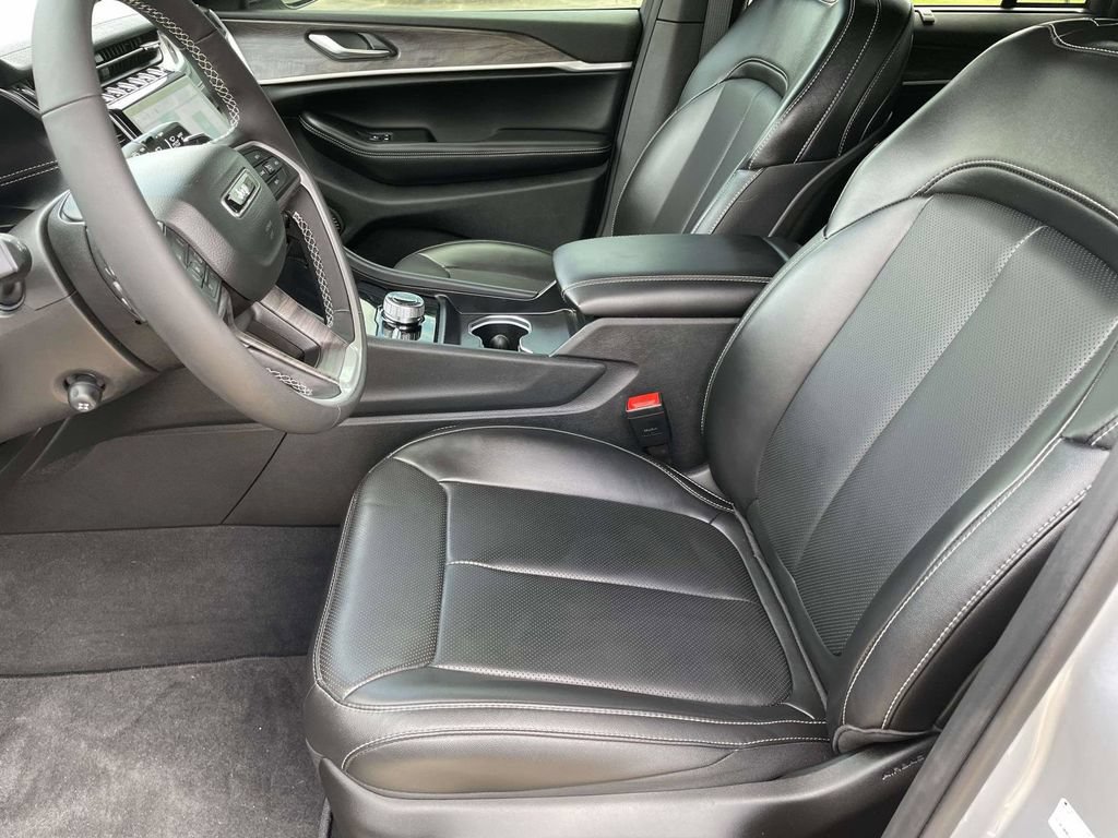 Used 2025 Jeep Grand Cherokee Limited w/ Luxury Tech Group II AWD/4WD image 13