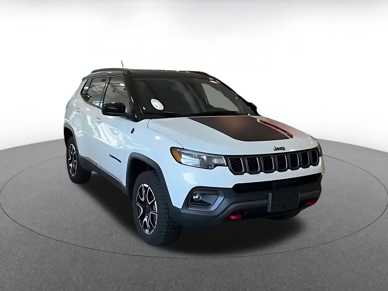 Used 2025 Jeep Compass Trailhawk image 3
