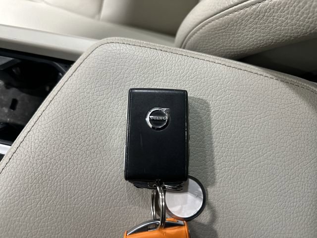 Used 2022 Volvo XC60 B5 Momentum image 33