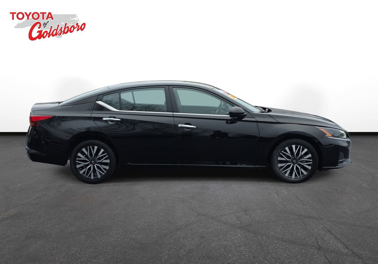 Used 2024 Nissan Altima 2.5 SV image 4