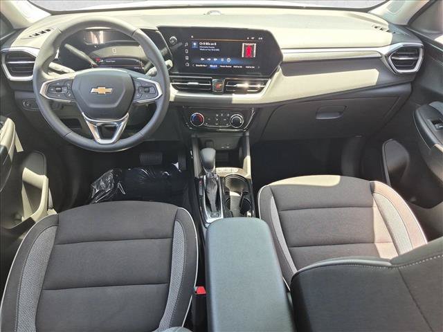 Used 2024 Chevrolet TrailBlazer LT w/ LT Cold Weather Package FWD image 16