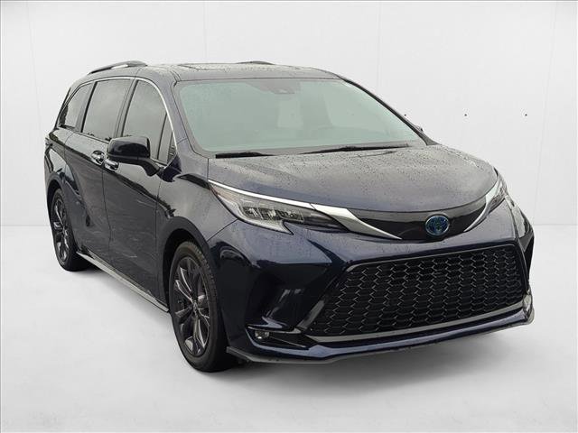 Certified 2022 Toyota Sienna XSE image 3
