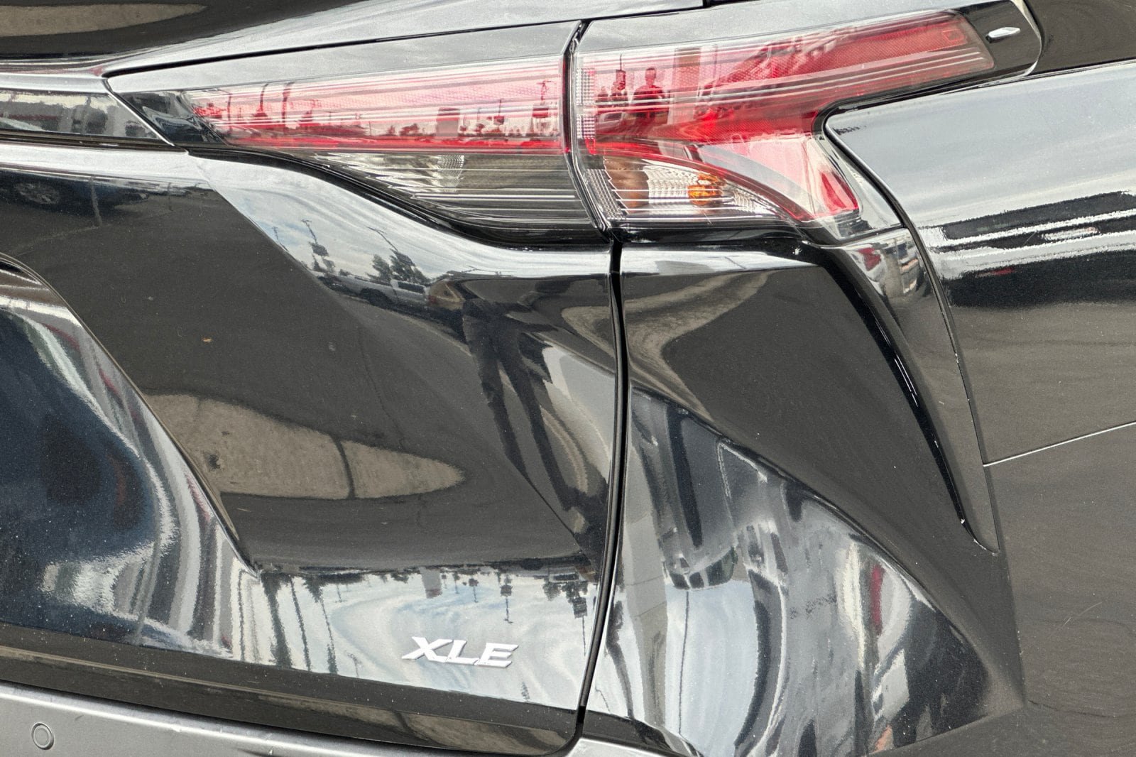 Certified 2025 Toyota Sienna XLE FWD image 28