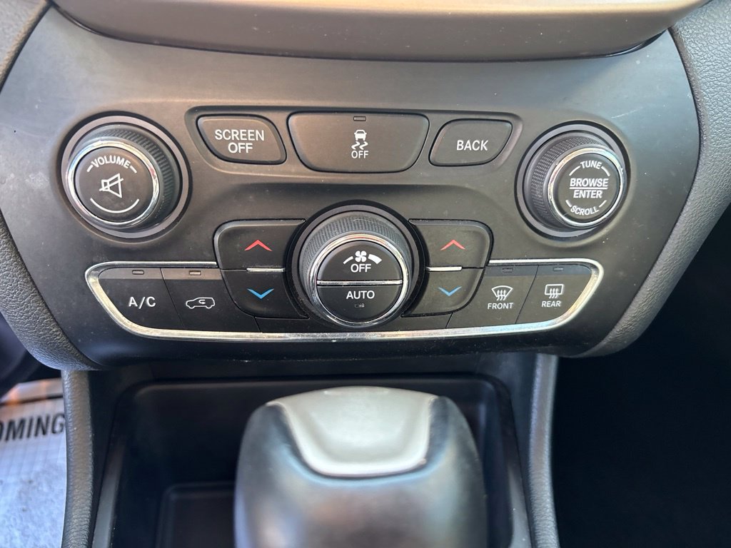 Used 2015 Jeep Cherokee Limited FWD image 28