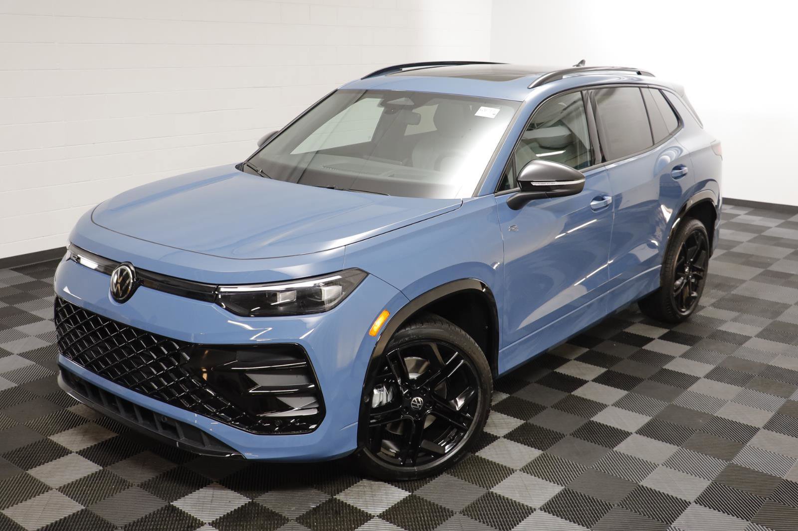 New 2026 Volkswagen Tiguan SE R-Line image 2