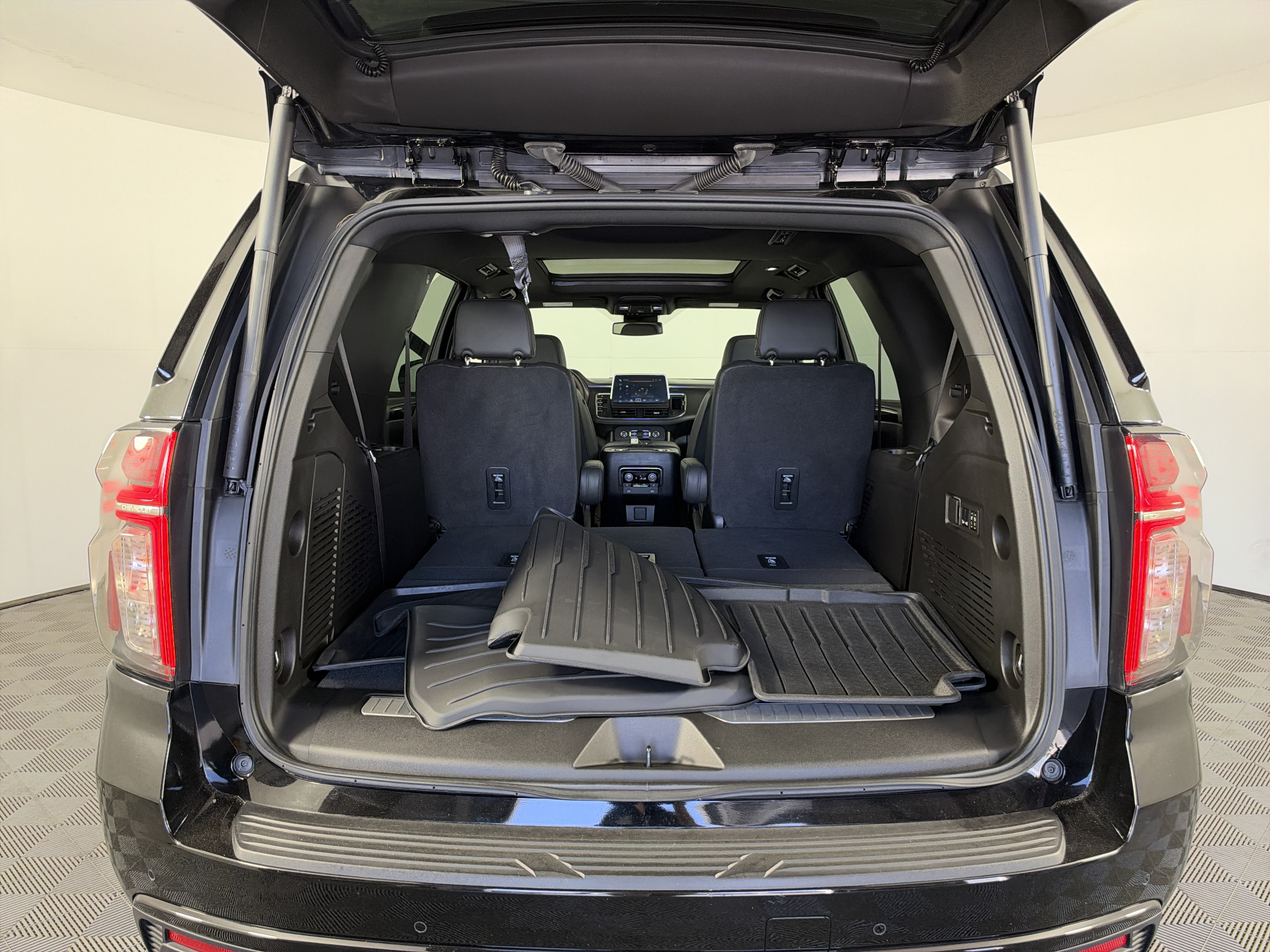 Used 2024 Chevrolet Tahoe RST w/ Luxury Package AWD/4WD image 38