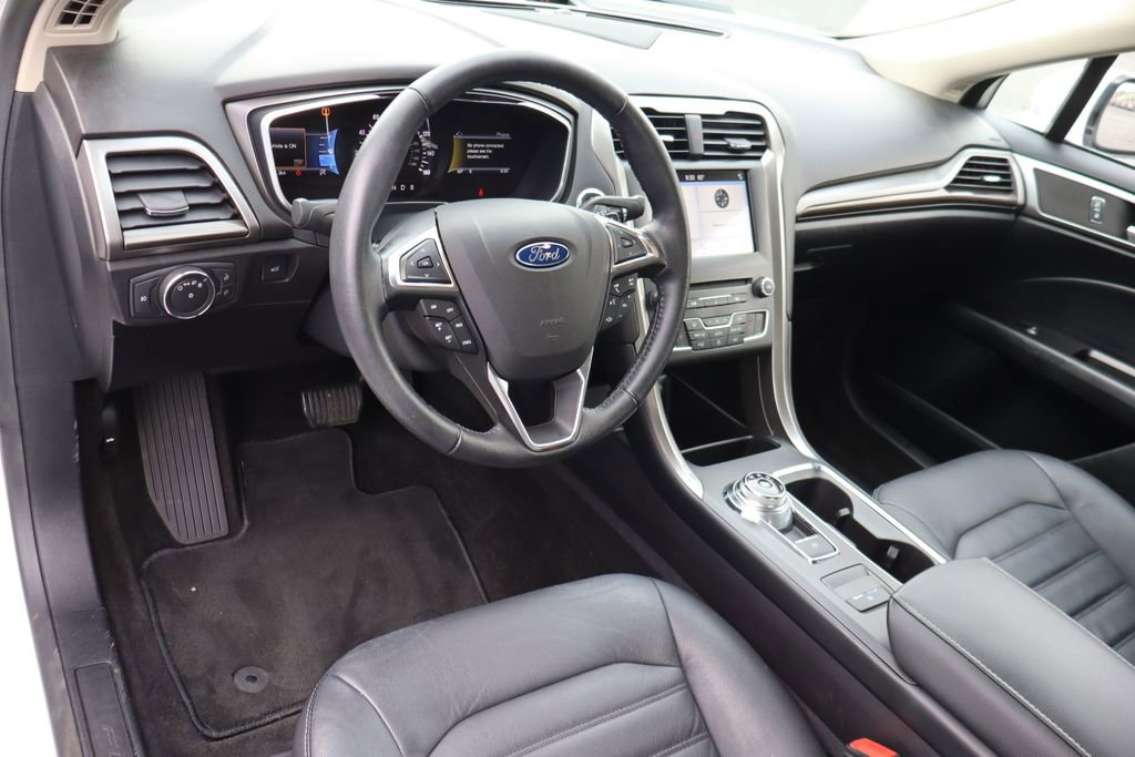 Used 2017 Ford Fusion SE w/ Fusion SE Technology Package image 4