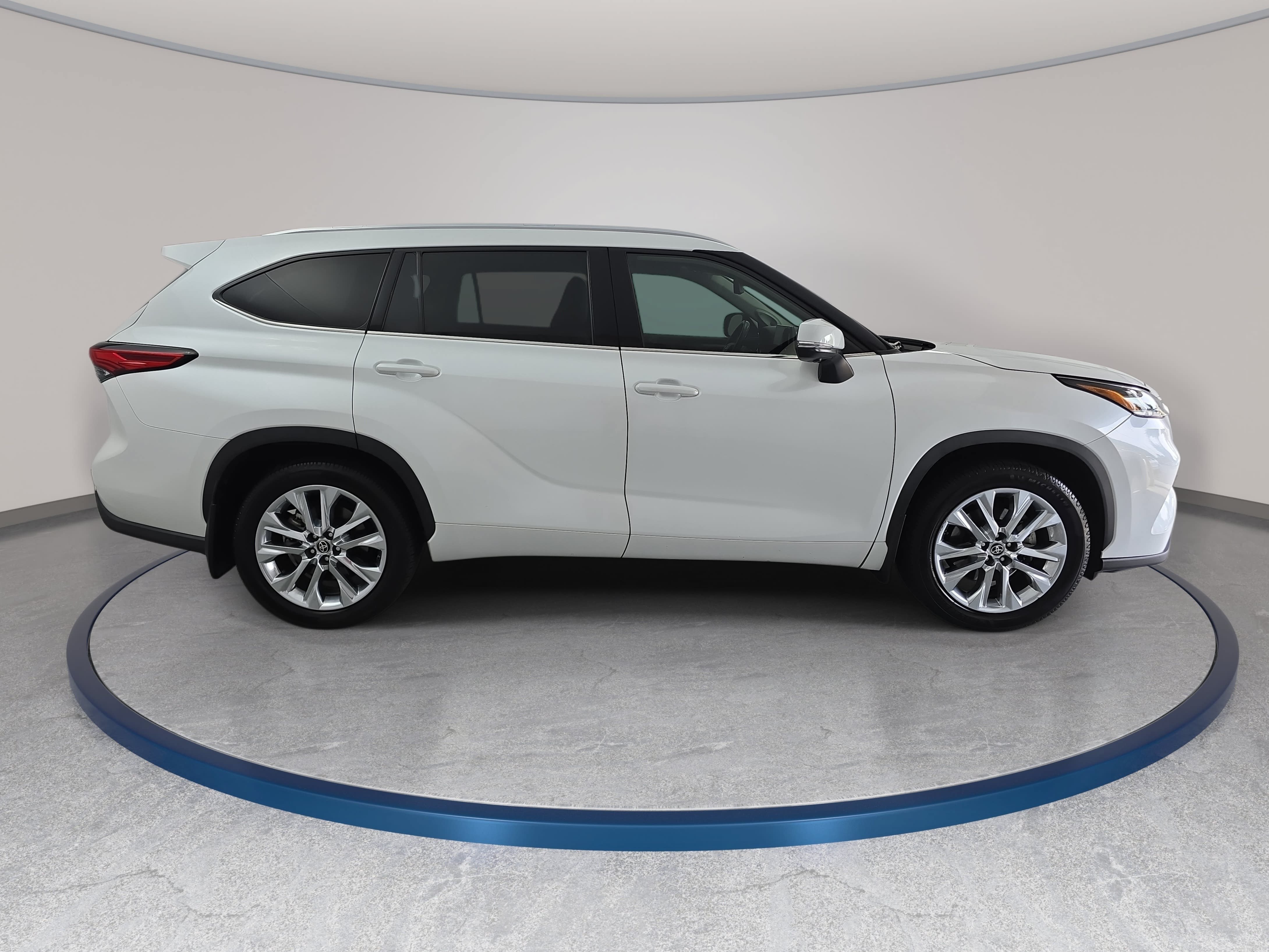 Used 2023 Toyota Highlander Limited FWD image 4