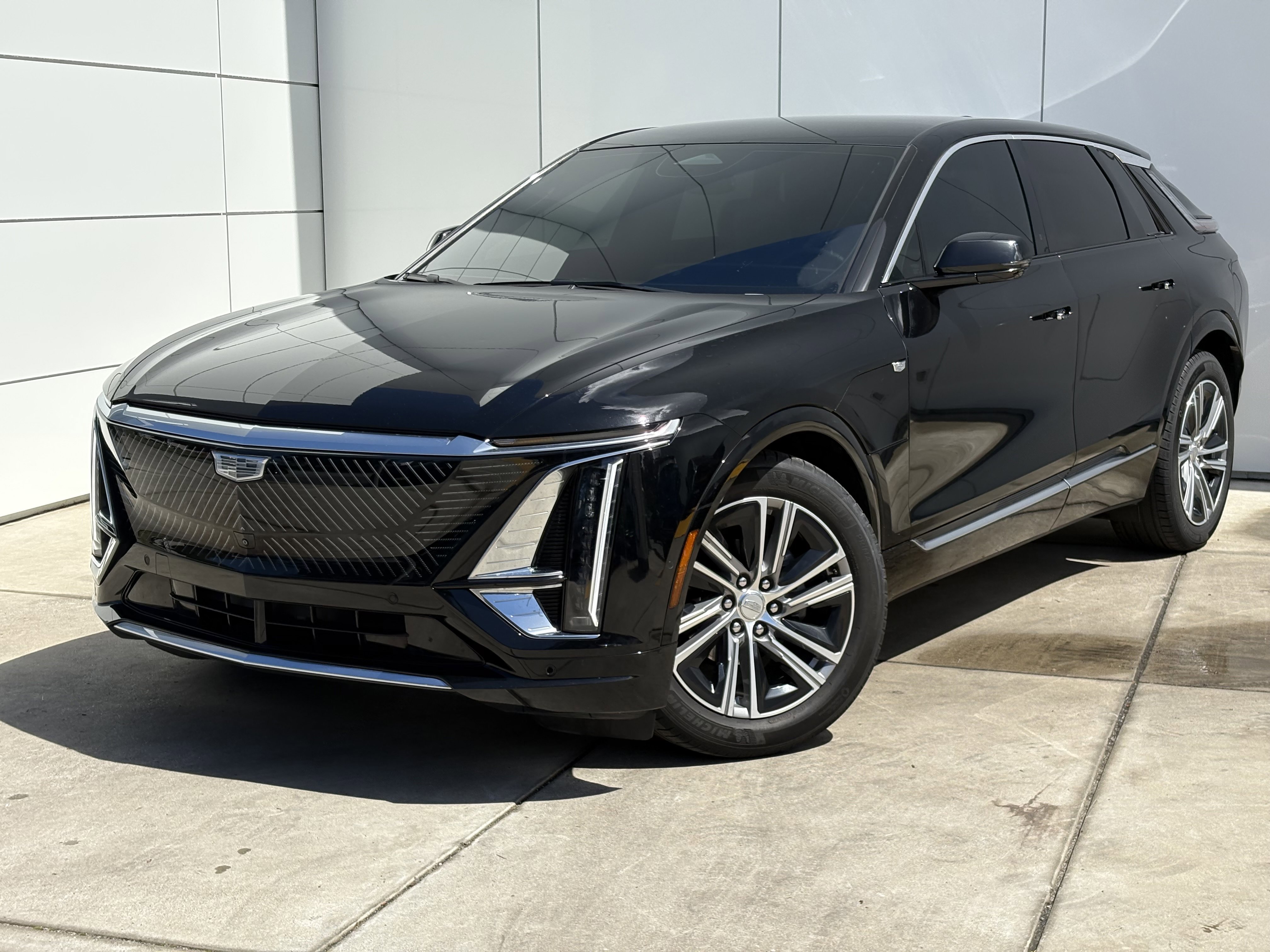 Certified 2024 Cadillac Lyriq Luxury AWD/4WD image 2