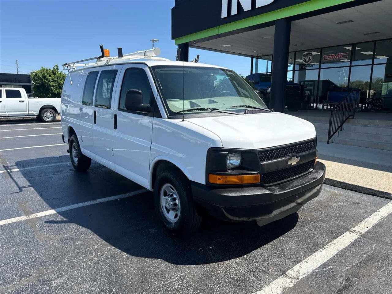 Used 2011 Chevrolet Express 2500 RWD image 2