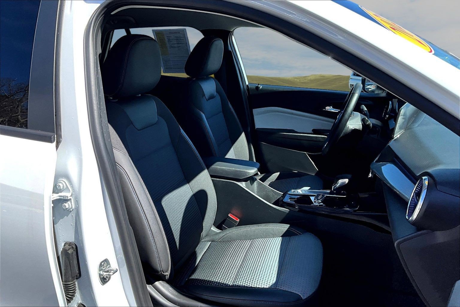 Used 2025 Chevrolet Trax LT w/ LT Convenience Package FWD image 21