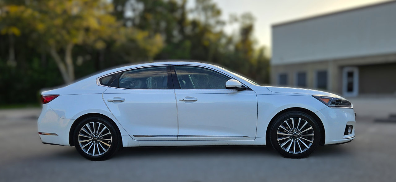 Used 2017 Kia Cadenza Premium w/ Luxury Package image 4