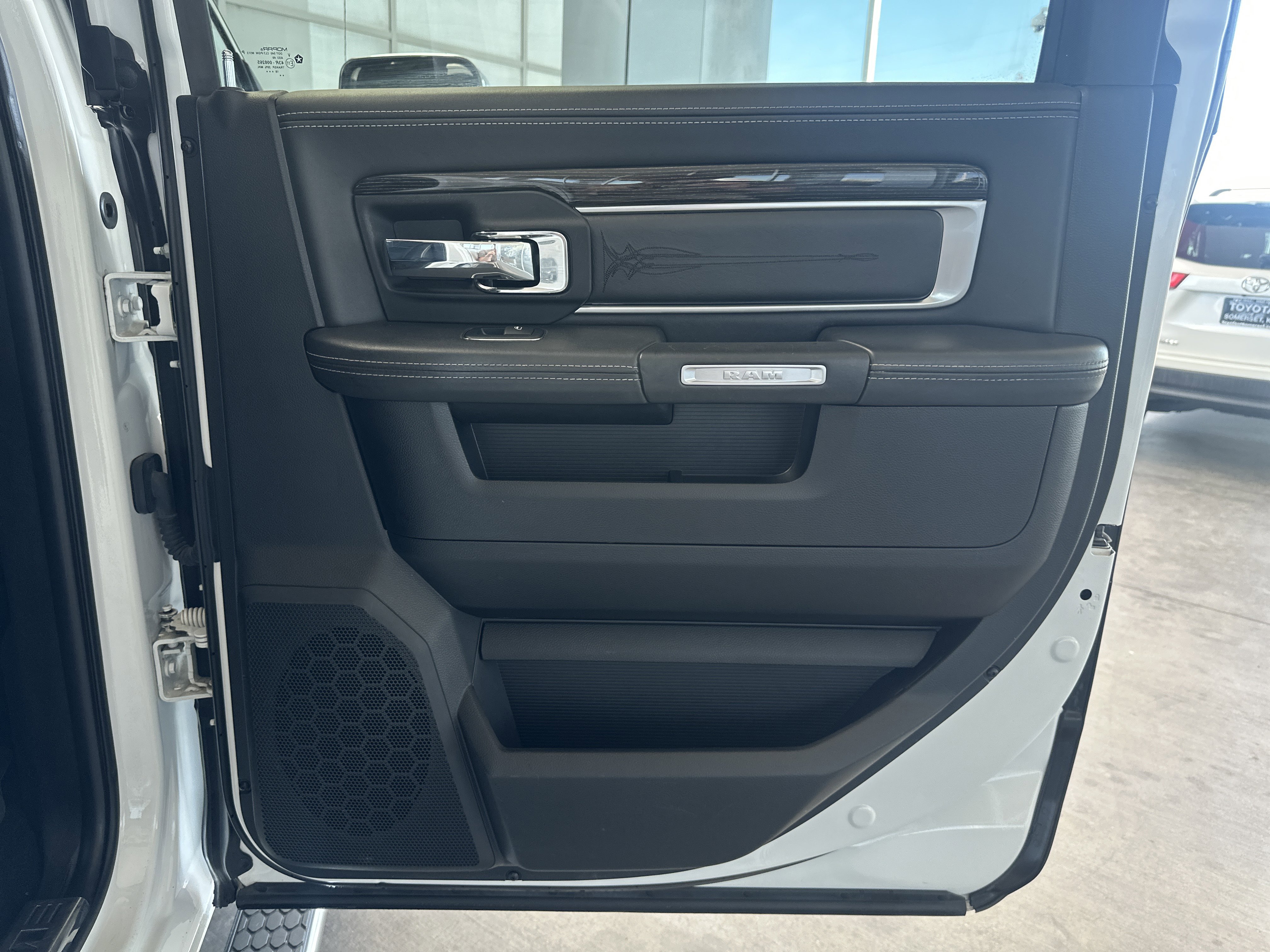 Used 2018 RAM 3500 Laramie Longhorn image 17