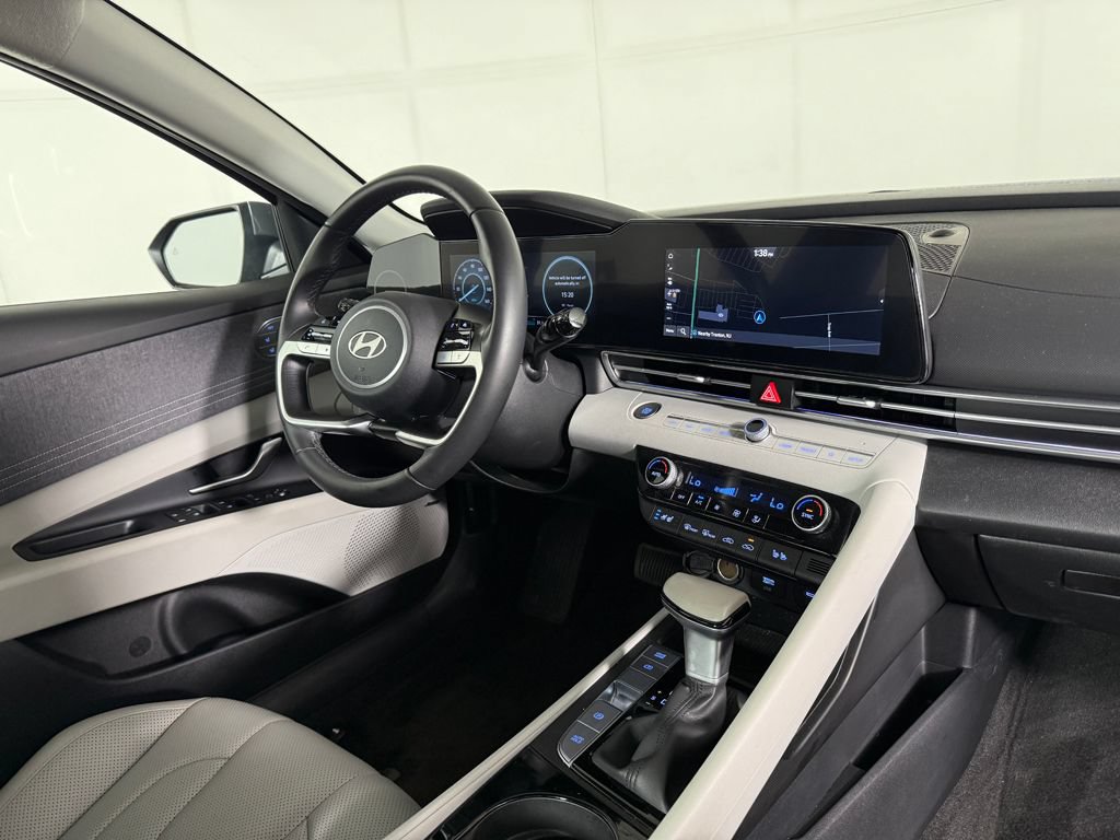 Certified 2025 Hyundai Elantra Limited FWD image 28