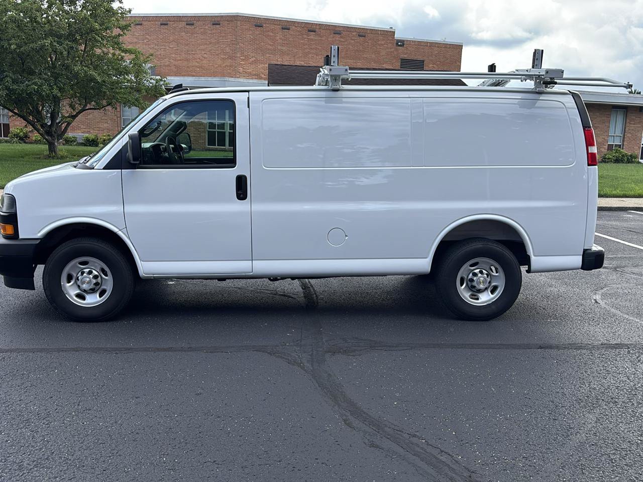 Used 2025 Chevrolet Express 2500 w/ Driver Convenience Package RWD image 4