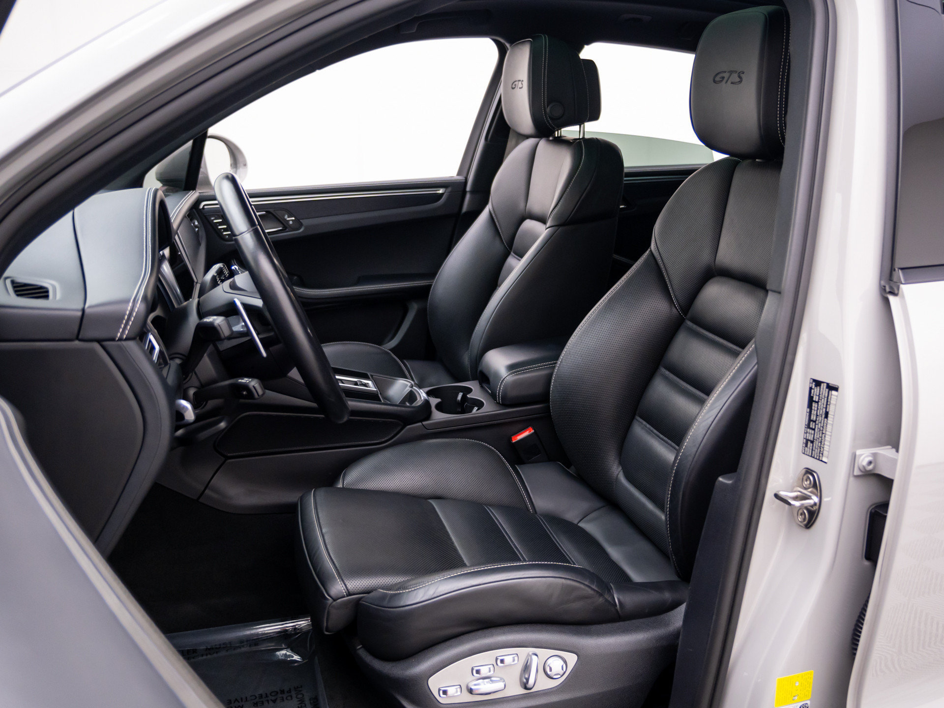 Certified 2023 Porsche Macan GTS w/ Premium Package Plus AWD/4WD image 5