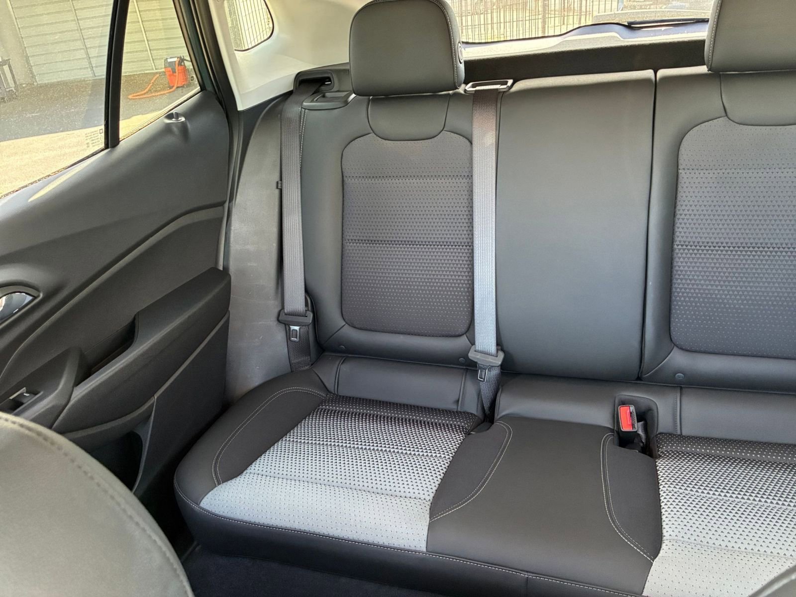 Used 2025 Chevrolet Trax LT image 38